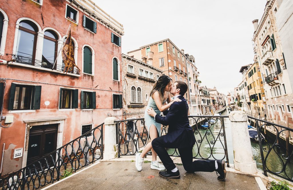 Comment planifier la parfaite demande en mariage surprise : le point de vue d'un photographe